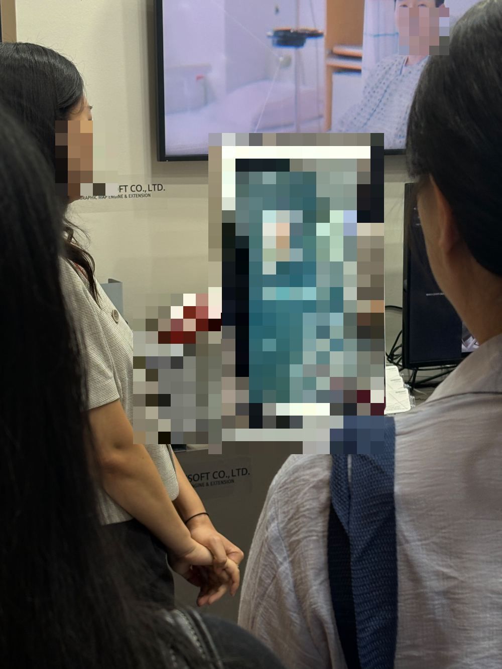 지오멕스소프트 코엑스 행사 — 체험 중인 방문자